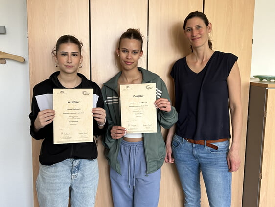 V.l.n.r. Louisa Ratkoceri, Mariana Böckle, StR' Janine Poy